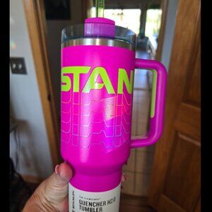 Stanley Vivid Violet Reverb 40 oz quencher new